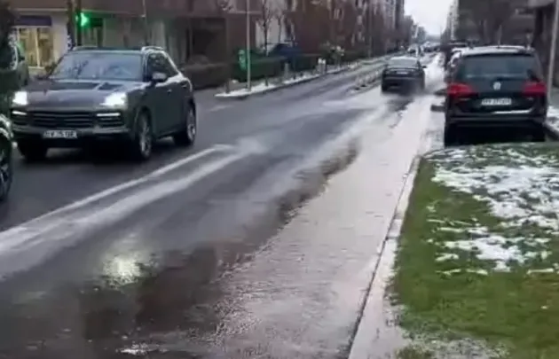Traficul rămâne restricţionat pe strada Panselelor