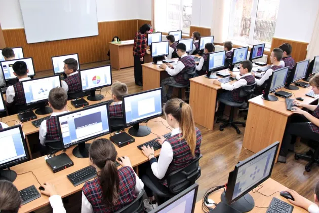 Consiliul Judeţean Braşov caută, din nou, furnizori pentru dotarea unităţilor de învăţământ din subordine