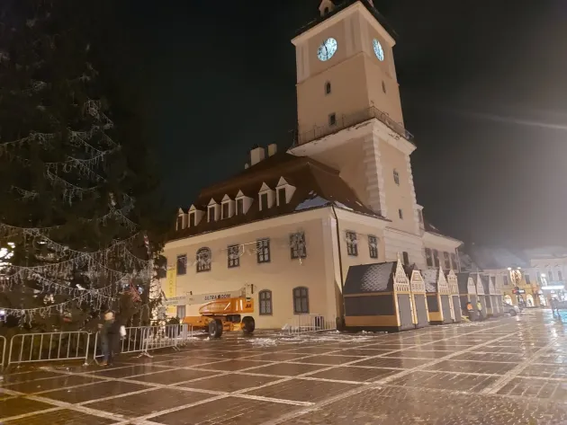 Trei spectacole de lasere în Braşov. Primul va fi la aprinderea luminiţelor de Crăciun, al doilea de Ziua Naţională a României, iar cel de-al treilea în noaptea de Revelion 