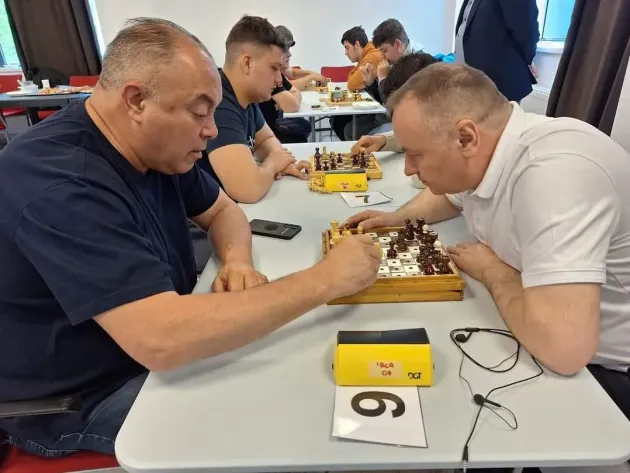 Înscrieri până în 22 noiembrie pentru concursul de şah cu persoane nevăzătoare şi persoane tipice 