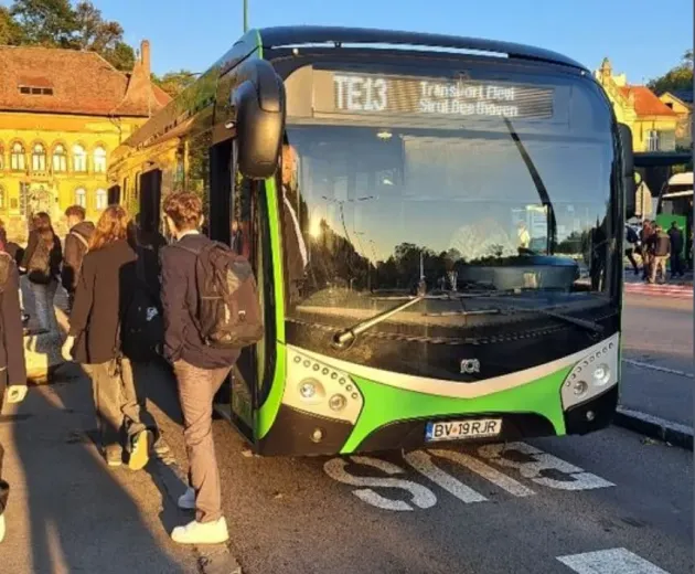 Elevii revin în bănci, iar autobuzele Transport Elevi – pe traseu