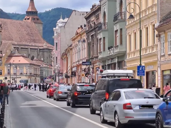 Centrul Braşovului, interzis maşinilor cu propulsie termică. Primăria Braşov a pregătit un plan pentru reducerea zgomotului