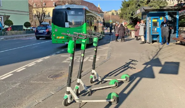 Trotinetele de închiriat, interzise în Braşov pentru o perioadă nelimitată de timp