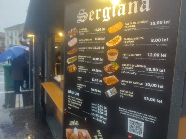 10 lei - sarmaua, 12 - 18 lei – vinul fiert. 170 lei kilogramul de şoric, la fel unul de jumări