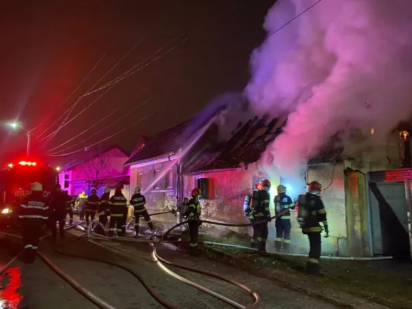Incendiu cu victime la Cristian. 3 oameni erau să ardă de vii în casă