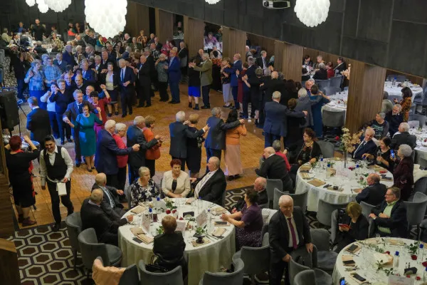 Cum rezistă un cuplu 50 de ani. Secretul braşovenilor aniversaţi ieri
