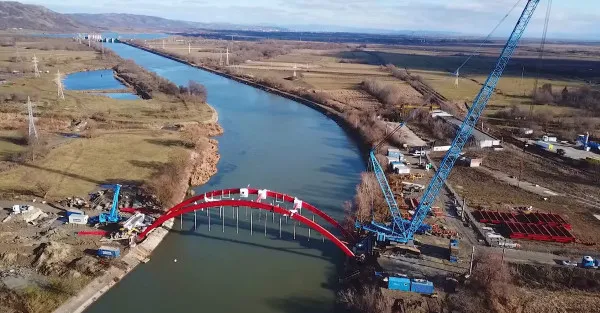 Podul NATO de la Voila începe să semene cu cel din planşe 