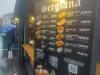 10 lei - sarmaua, 12 - 18 lei – vinul fiert. 170 lei kilogramul de şoric, la fel unul de jumări