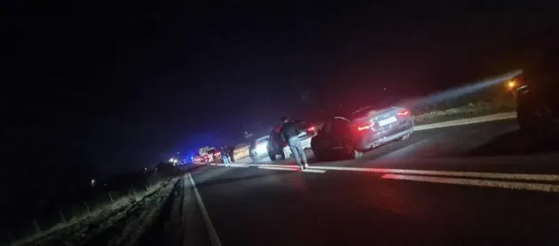 Impact cu un TIR pe DN13. 1 pasager decedat, ceilalți 5, teferi