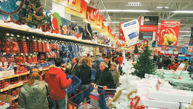 Până la cât vor fi deschise marile magazine înainte şi după Crăciun