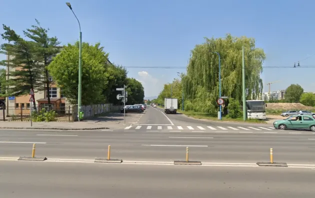 Semaforizarea unei intersecţii va fi regândită, astfel ca pietonii şi maşinile să nu se mai intercaleze pe culoarea verde