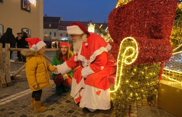 Primăria Braşov va plăti 58.072 lei pentru cadouri de Crăciun. Ciocolată şi băutură Coca