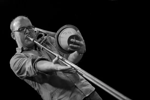 „Trombonistul străin al anului”, la ultimul concert Chamber Jazz @ Universitatea Transilvania din acest an 