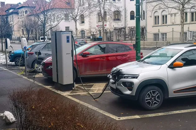 Primăria Braşov ia în calcul să cumpere o maşină „verde”. Achiziţia este estimată la 174.187 de lei, negocierile se duc cu Ţiriac Auto Braşov
