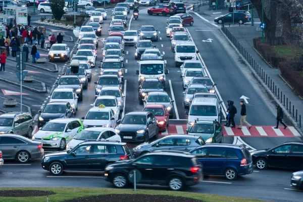Soluţia pentru blocajele din giratorii: mutăm zebrele. Şi mai departe de intersecţii, cu „insulă” pentru traversat strada în 2 etape