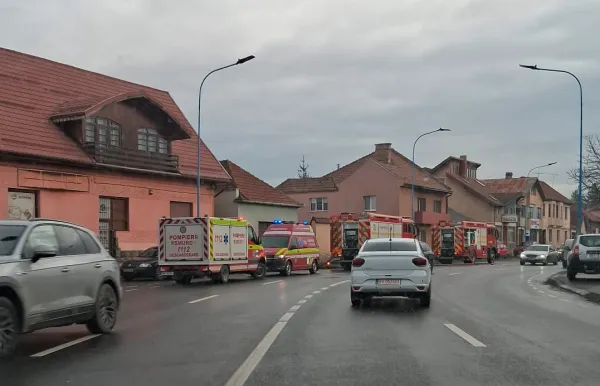 Un bloc evacuat pe Vlaicu. Foc și nori de fum dintr-o bucătărie

