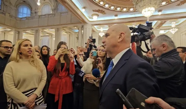 „Cei care au venit fără concurs dispar”