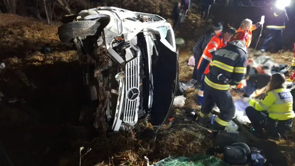 Cu 8 oameni în maşină, a ajuns în şanţ. 4 au ajuns la spital