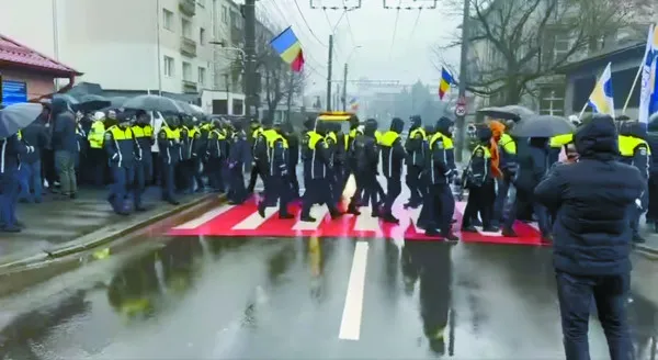 Ordonanţa-trenuleţ, proteste-trenuleţ. 17 ianuarie: Poliţia Brașov se mută la București. Proteste anunţate și la ușa IPJ. Revoltă și la închisoare: 130 de gardieni lipsă la Codlea