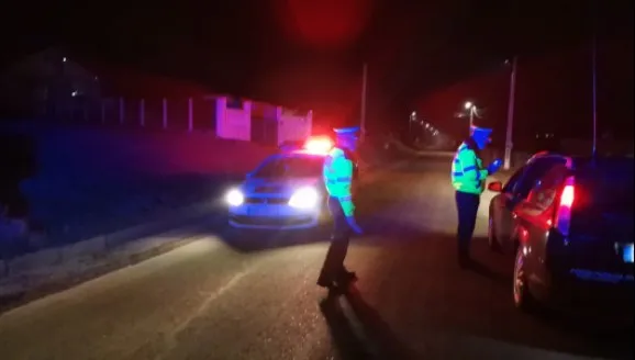 Noaptea, pe ocolitoare: 19 ani, beat, fără carnet, cu maşina altuia