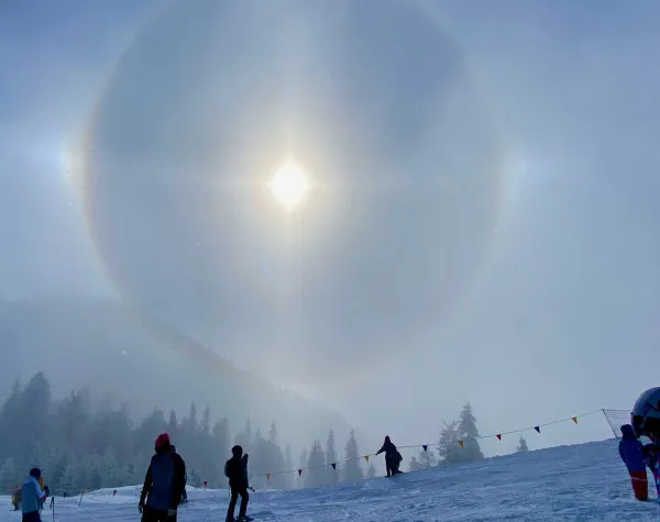 Iarna face spectacol cu Soarele la Braşov. Cu Luna la Bucureşti