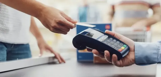 Dispar bonurile fiscale pe hârtie la plata cu cardul. Mai pot returna clienţii produsele?