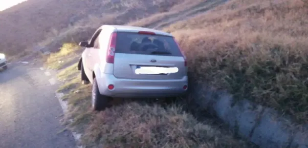 L-au văzut în şanţ, au chemat Poliţia. Beat, fără permis, în maşina accidentată