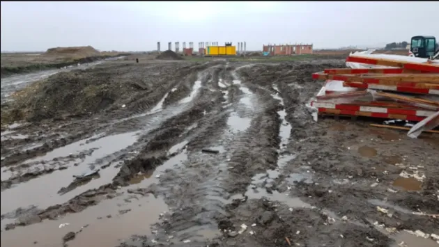 Firma care a lăsat întârziat şantierul Aeroportului Braşov nu renunţă la pretenţiile financiare 