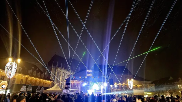 Centrul Brașovului, arhiplin în noaptea dintre ani. Petrecere, artificii, lumini și prognoze sumbre ale autorităților, la început de 2025