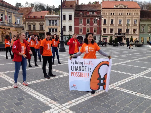 „Într-o zi voi fi Mare”. Din cerşetoare a ajuns educatoare în Braşov. S-a decis să-şi scrie autobiografia, „un ghid pentru toate femeile care trec prin situaţii de violenţă, sărăcie cruntă”