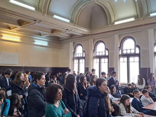 O oră de literatură română altfel, cu sala plină până la refuz