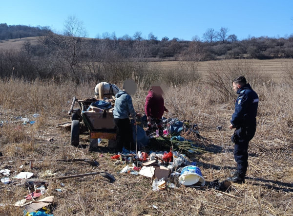 Săcelele se păzeşte de gunoaie. Post fix de pază la  ieșirea din pădure