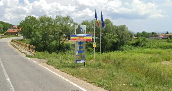 El dormea, altul îi tăia porcul în curte