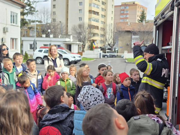 80 de copii de la Sânpetru, primii oaspeţi din „Săptămâna Verde”, la ISU Braşov