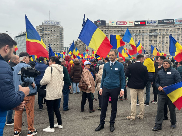 Călin Georgescu a dat cu subsemnatul la Poliţie de ziua lui. Susţinătorii, scindaţi în două tabere, i-au cântat „La mulţi ani”