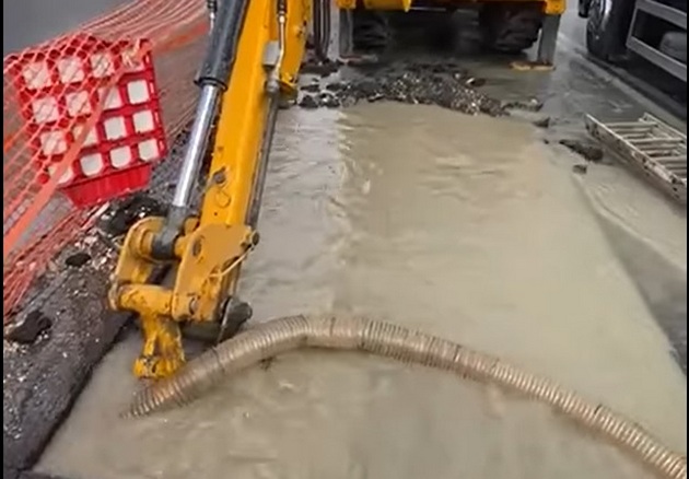 17 străzi din cartierul Răcădău, afectate de o spărtură la conducta de apă