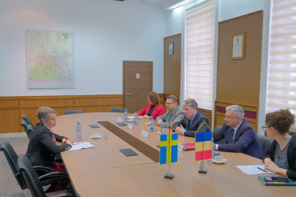 Ambasadorul Suediei a revenit la Braşov. În urmă cu trei săptămâni a fost la schi, acum a venit în vizită oficială