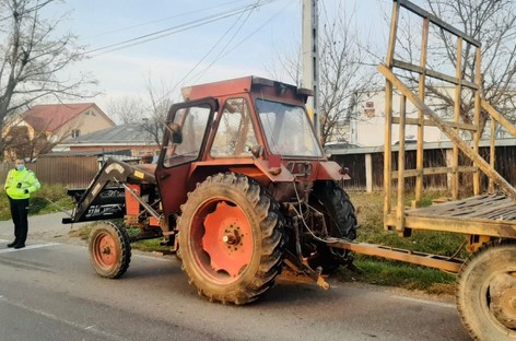 Fără permis, pe tractor cu remorcă