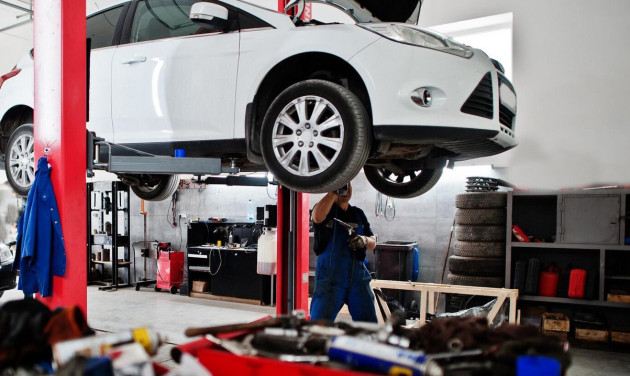 Proprietarii de maşini au dreptul să nu plătească reparaţiile din service
