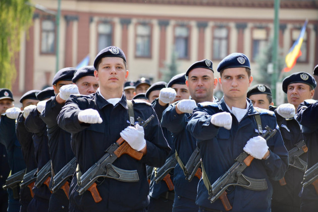 Jandarmii fac înscrieri pentru şcolarizare
