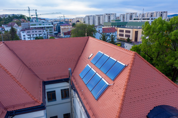 Cele 10 şcoli din Braşov vor deveni producători de energie. Contractul de finanţare a fost semnat cu Ministerul Energiei