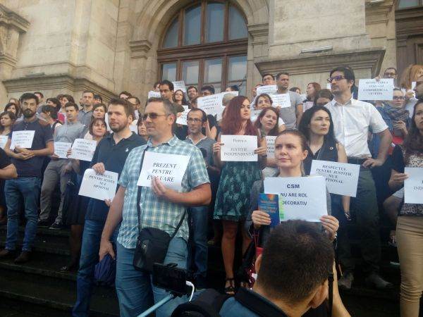 Magistraţii ameninţă cu greve 