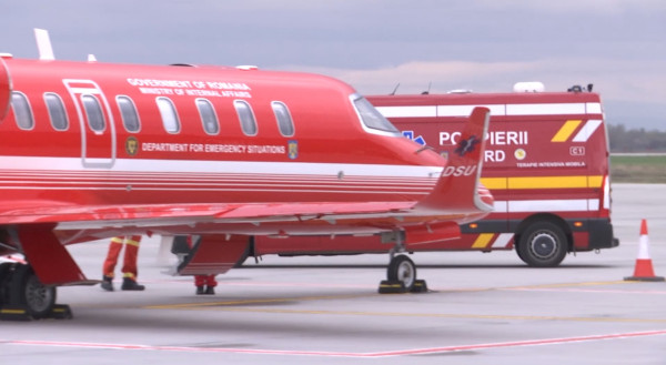 O aeronavă SMURD l-a preluat de la Aeroportul Brașov pe salvamontistul sfâșiat de urs  