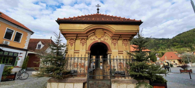 Primăria Braşov a început demersurile pentru reabilitarea a 10 troiţe din Şcheii Braşovului