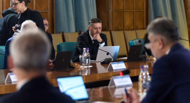Salariul de performanţă cerut de premierul Ciolacu: Ministrul David ia apărarea profesorilor  