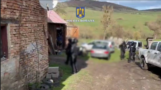 În căutare de arme, la Bunești. Două arestări