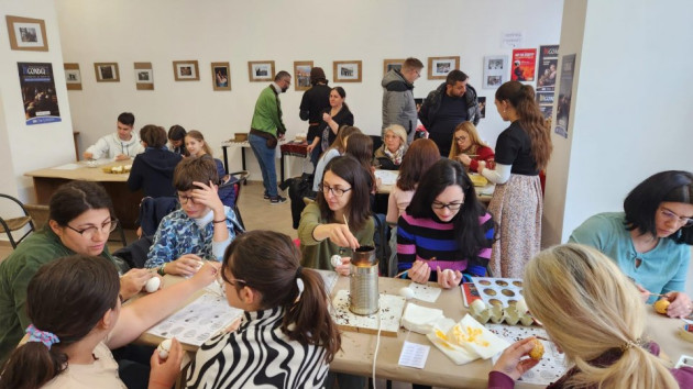 „Continuăm ceea ce au făcut străbunii noştri”. Invitaţie la un atelier gratuit de încondeiat ouă