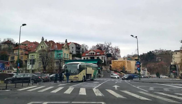 Autocarele cu turişti nu pot opri pe strada Mureşenilor. Cererea a fost respinsă de Comisia de circulaţie a municipiului Braşov 