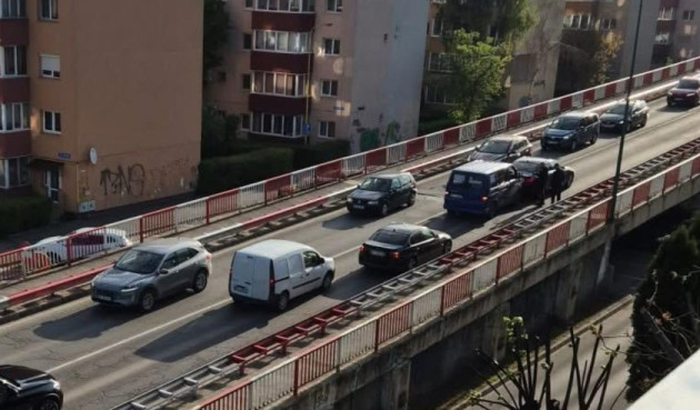 Au blocat podul la oră de vârf