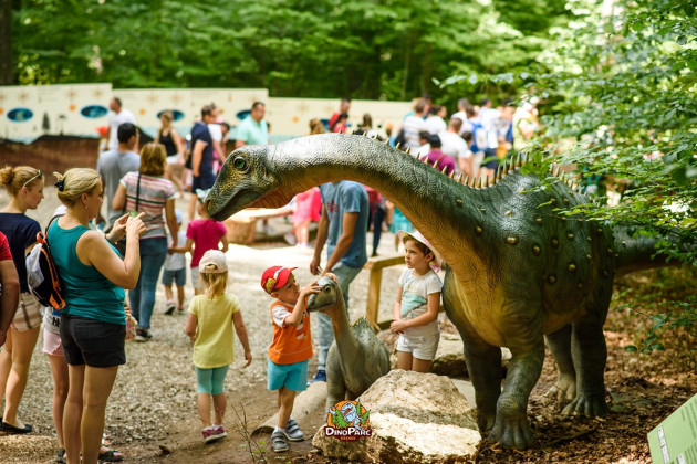 Două vânători de ouă în ziua de Paşte, la Dino Parc Râşnov